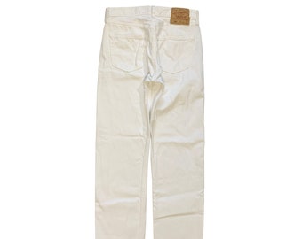 white levi capri jeans