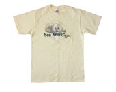 Vintage 90 39 s Sea World T-shirt Rare Embroidered Logo Theme Marine Zoological Parks Retro Souvenir Made in USA Yellow Single Stitch Tee M
