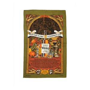 Puede incluir: Un pa&ntilde;o de cocina vintage con fondo verde y borde marr&oacute;n. En el centro se encuentra una botella de whisky escoc&eacute;s con el texto "Water of Life Scotch Whisky" y "Uisge Beatha". La botella est&aacute; rodeada de fruta, vasos y un soporte de metal decorativo. El texto "Well tak' a cup o' kindness yet" est&aacute; escrito en una pancarta sobre la botella. El texto "Beying moderatelie taken, it aloweth age, it strengtheneth youthe, it helpeth digestion, it abandoneth the melancholic, relishethe the harte, it lighteneth mynde, it quickenoth the spirites, it kepeth the head from whyrling, the eyes from dazleyng, the guts from rumblyng, the teethe from chatteryng, trulie IT IS A SOUERAIGNE LIQUOR!" est&aacute; escrito debajo de la botella.