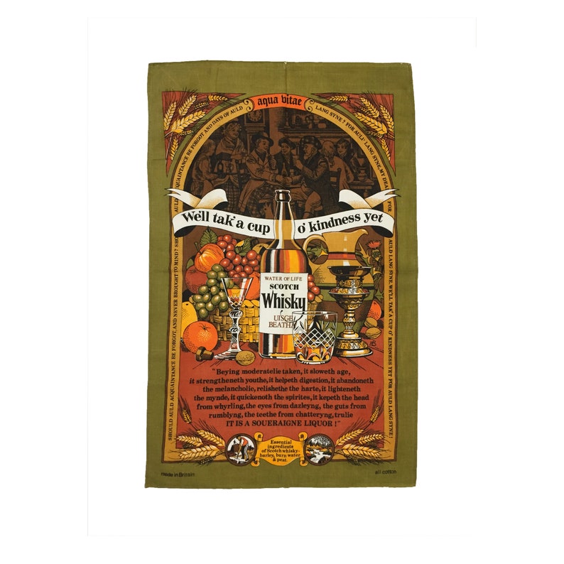 Puede incluir: Un pa&ntilde;o de cocina vintage con fondo verde y borde marr&oacute;n. En el centro se encuentra una botella de whisky escoc&eacute;s con el texto "Water of Life Scotch Whisky" y "Uisge Beatha". La botella est&aacute; rodeada de fruta, vasos y un soporte de metal decorativo. El texto "Well tak' a cup o' kindness yet" est&aacute; escrito en una pancarta sobre la botella. El texto "Beying moderatelie taken, it aloweth age, it strengtheneth youthe, it helpeth digestion, it abandoneth the melancholic, relishethe the harte, it lighteneth mynde, it quickenoth the spirites, it kepeth the head from whyrling, the eyes from dazleyng, the guts from rumblyng, the teethe from chatteryng, trulie IT IS A SOUERAIGNE LIQUOR!" est&aacute; escrito debajo de la botella.