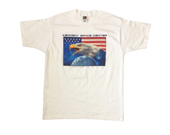 Camiseta vintage del Centro Espacial Kennedy, auténtica camiseta de Florida, EE. UU., NASA, bandera estadounidense, águila, recuerdo, gráfico grande, deletreado, blanca, talla XL
