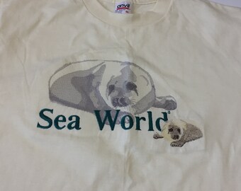 SEA⭐︎Seavalley 90’s sV GRAPHIC TEE SEA（シー）の「SEA CHIBI 90's sV GRAPHIC TEE（Tシャツ