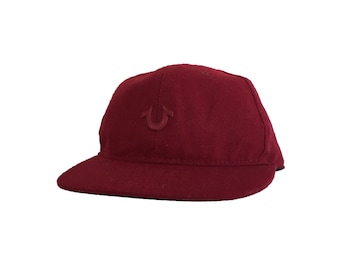 Gorra de lana vintage de True Religion, estilo urbano poco común, con logo bordado y correa en la parte posterior, color granate, talla única