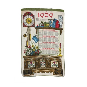 Puede incluir: Un pa&ntilde;o de cocina vintage con un dise&ntilde;o de calendario de 1969. El calendario presenta un reloj, un estante con libros y un jarr&oacute;n, y un cofre de madera con detalles florales. La toalla es blanca con bordes verdes y presenta una variedad de colores en todo el dise&ntilde;o.