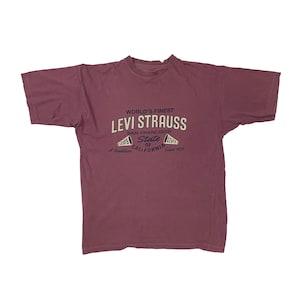 Puede incluir: Una camiseta granate con un logotipo vintage de Levi Strauss con el texto "World's Finest Levi Strauss San Francisco State of California Since 1850".