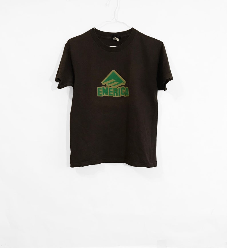 Vintage 90/'s Emerica T-shirt Rare Street Skate Footwear Shoes Wear Brand Skateboards Old School Retro Skatewear Logo Streetwear Brown Tee