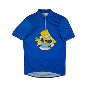 Może przedstawiać: Niebieska koszulka kolarska z krótkim rękawem z żółtą postacią kreskówkową Bart Simpson z Simpsonów. Koszulka ma zamek błyskawiczny z przodu i napis "The Simpsons" na lewym i prawym ramieniu.