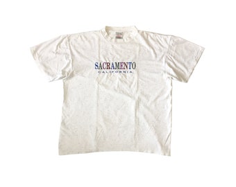 Vintage 90s Sacramento California camiseta rara ciudad recuerdo bordado logotipo deletreado hecho en EE.UU. camiseta blanca de punto único tamaño XL