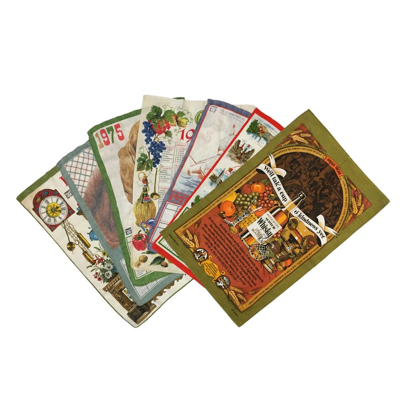 Puede incluir: Un conjunto de seis toallas de t&eacute; vintage con una variedad de dise&ntilde;os, que incluyen un calendario, una botella de whisky y un patr&oacute;n floral. Las toallas est&aacute;n hechas de algod&oacute;n y tienen un aspecto descolorido vintage.