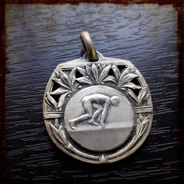 Médaille de sport en cours d'exécution d'athlétisme français antique de style Art nouveau - Pendentif France Sports Award des Jeux Olympiques de Paris