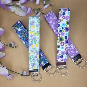 Wildflower Keychain, Purple Flower Keychain Fob, Floral Keychain Wristlist, Lilac Keychain Strap for Keys, Garden Flowers Key Holder
