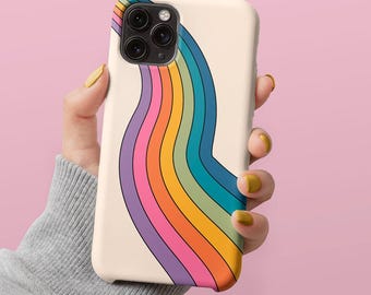 Puede incluir: Una funda de teléfono blanca con un diseño de arcoíris. El arcoíris está formado por siete colores: morado, rosa, naranja, amarillo, verde, azul y turquesa. El arcoíris está curvado y fluye desde la esquina superior izquierda hasta la esquina inferior derecha de la funda.