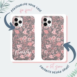 Puede incluir: Dos fundas para tel&eacute;fono con un patr&oacute;n floral. Una funda tiene el nombre "Emily" escrito en ella. El texto "&iexcl;Personaliza tu funda gratis!" est&aacute; por encima de las fundas. El texto "&iexcl;o deja que tu dise&ntilde;o favorito brille!" est&aacute; por debajo de las fundas.