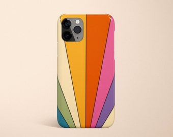 Puede incluir: Una funda para teléfono con un diseño de rayos de sol de estilo retro en tonos de amarillo, naranja, rosa, morado, verde y crema.