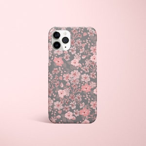 Puede incluir: Una funda de tel&eacute;fono gris con un patr&oacute;n floral rosa.