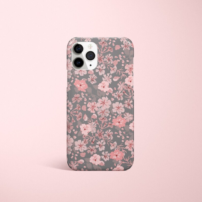 Puede incluir: Una funda de tel&eacute;fono gris con un patr&oacute;n floral rosa.