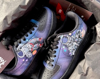 Изготовленные на заказ космические туфли с изображением космонавта и галактики