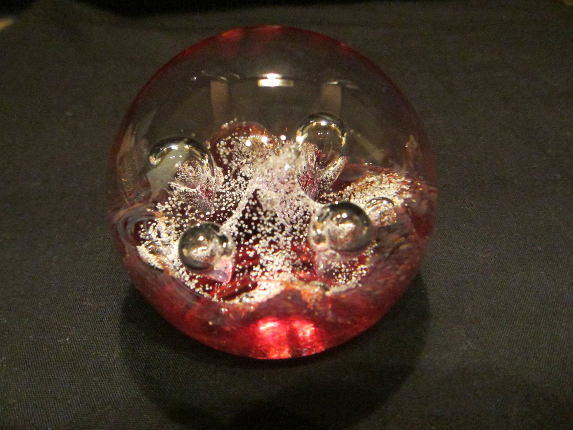 ケイスネス、レッド ミニ ムーンフラワーと呼ばれるガラスのペーパー