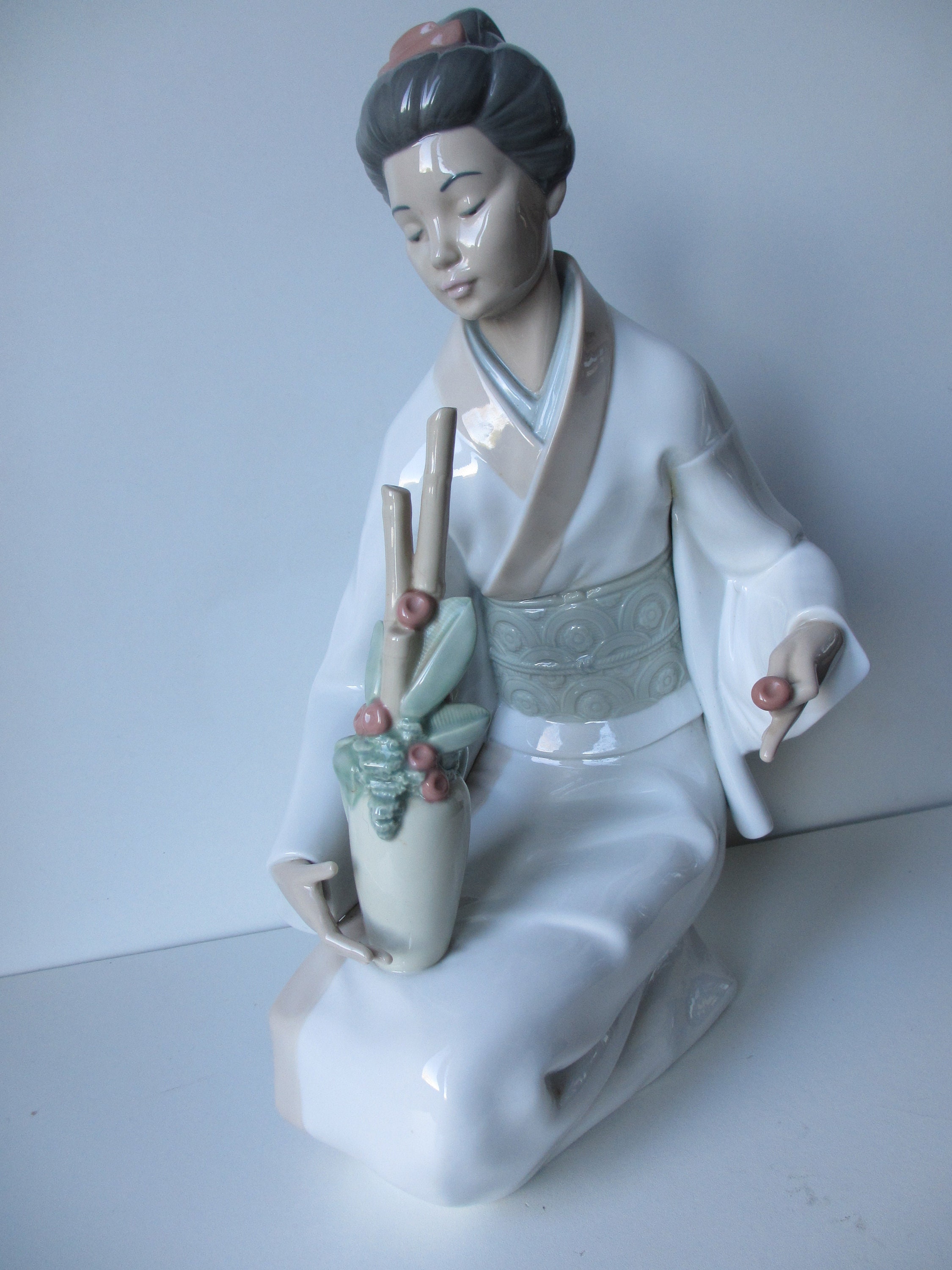 Nao Lladro Geisha Girl Porcelain Figurine, Vase of Flowers, 1997