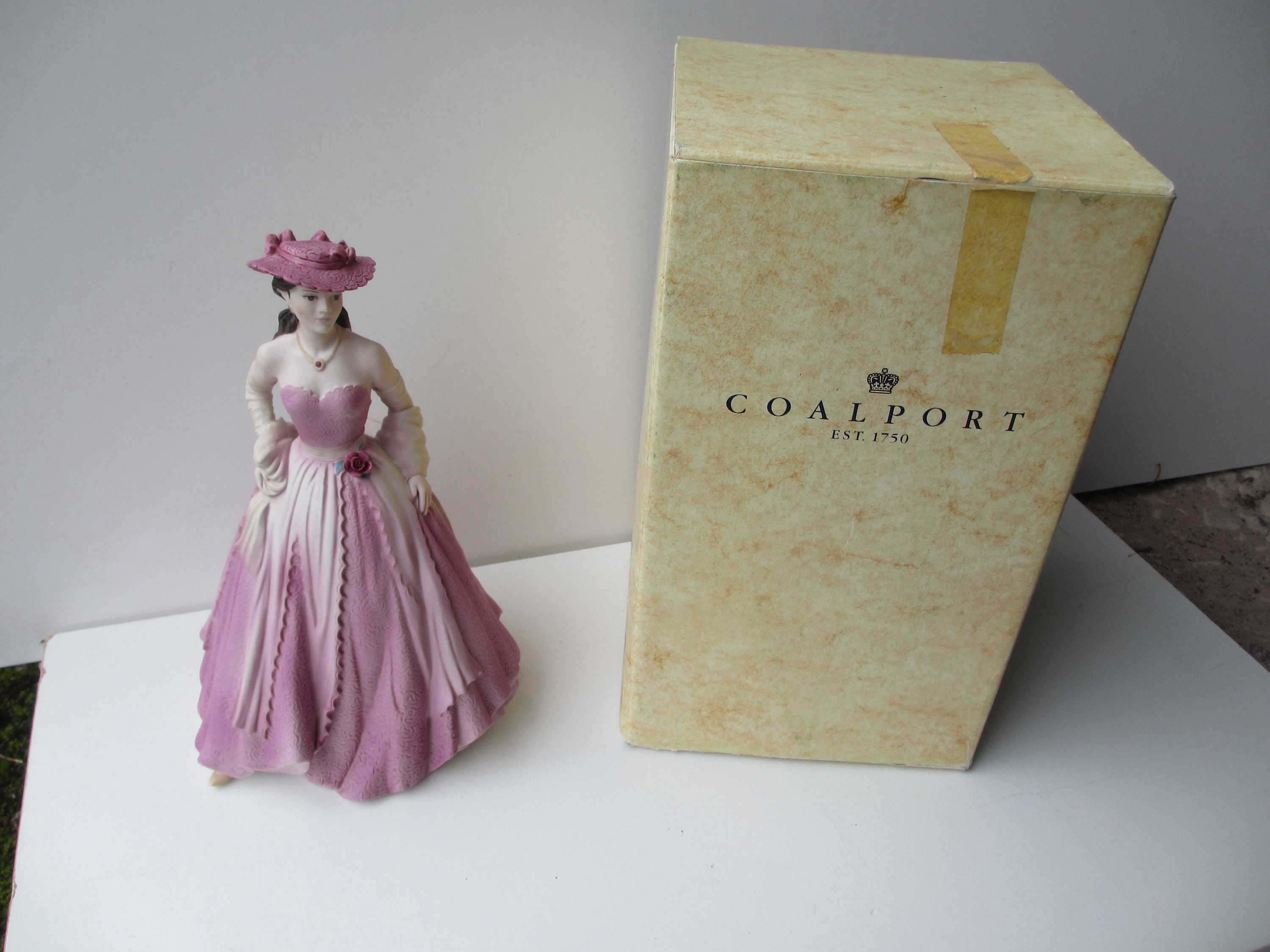 Coalport Figurine, Age of Elegance ,called , EVENING Coalport Figurine, Age of Elegance ,called , EVENING