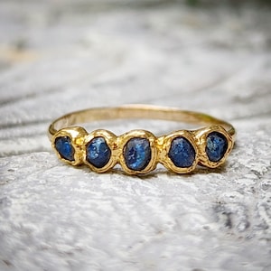 Raw blue Sapphire ring, September birthstone ring, Multi-stone ring, Raw gemstone Eternity ring, Rough Sapphire ring, 18k Gold wedding band