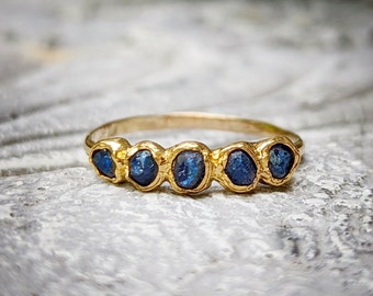 Raw blue Sapphire ring, September birthstone ring, Multi-stone ring, Raw gemstone Eternity ring, Rough Sapphire ring, 18k Gold wedding band