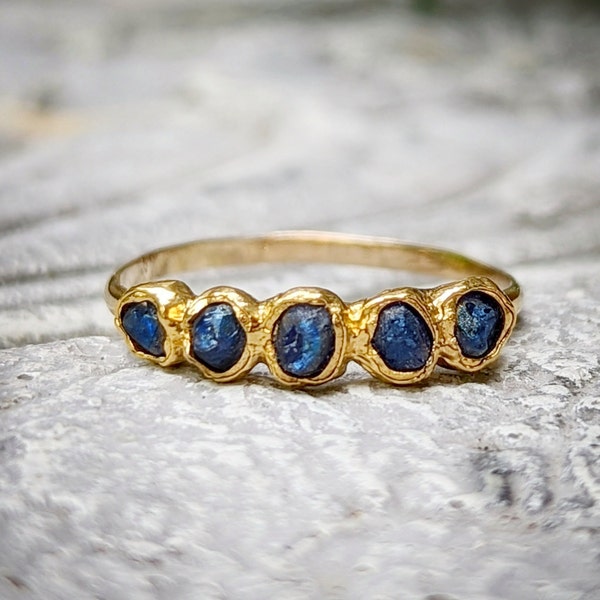 Roher blauer Saphirring, September Geburtssteinring, Multi-Stein-Ring, Rohedelstein Eternity-Ring, rauer Saphirring, Ehering 18k Gold