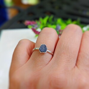 Raw Sapphire and rough diamond Chevron bridal ring set in 18k Gold on a womans hand