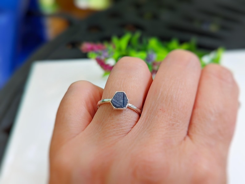 Raw Sapphire and rough diamond Chevron bridal ring set in 18k Gold on a womans hand