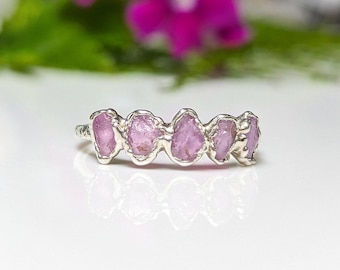 Raw pink Sapphire Eternity ring, Pink Sapphire ring, Pink Crystal ring, Alternative wedding band, Unique gift for her, Silver Sapphire ring