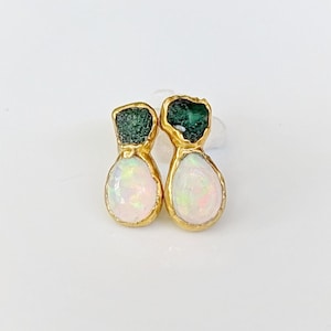 Rohe Smaragd und Opal Ohrstecker, Smaragd Ohrstecker, Opal Ohrstecker, Opal Braut Ohrringe, Mai Geburtsstein Ohrringe, Opal Ohrringe