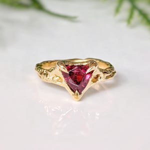 14k Gold Rubellit Turmalin Ring, Geschmolzener Organischer Ring, Solid Gold Textured Edelstein Ring, Alternative Verlobungsring