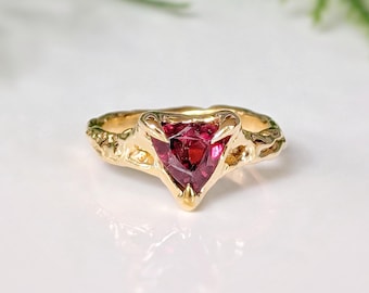 Anillo de turmalina rubelita de oro de 14k, anillo orgánico fundido, anillo de gema texturizada de oro macizo, anillo de compromiso alternativo