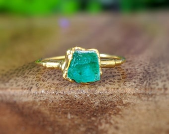 Raw Emerald ring, May birthstone ring, Solid 14k Gold raw stone ring, Emerald Engagement ring, Birthstone jewelry, Unique raw crystal ring