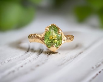 Gold Peridot ring, Rustic Gold ring, Organic textured ring, Green crystal ring, Unique nature inspired engagement ring, Gift for girlfriend