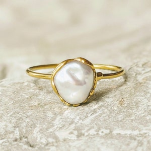 Freshwater pearl ring, Keshi pearl ring, June birthstone ring, Solid Gold pearl ring, Pearl Engagement ring Pearl jewelry Birthstone jewelry