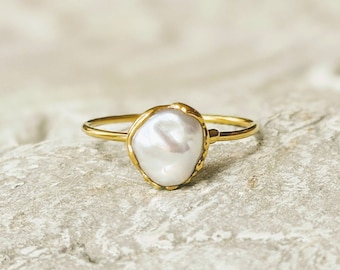 Freshwater pearl ring, Keshi pearl ring, June birthstone ring, Solid Gold pearl ring, Pearl Engagement ring Pearl jewelry Birthstone jewelry