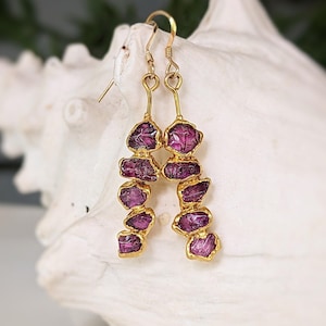 Orecchini con granato rodolite, orecchini pendenti con granato, orecchini con più pietre, orecchini con cristalli unici, orecchini da sposa, orecchini con pietra portafortuna di gennaio