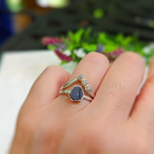 Raw Sapphire and rough diamond Chevron bridal ring set in 18k Gold on a womans hand