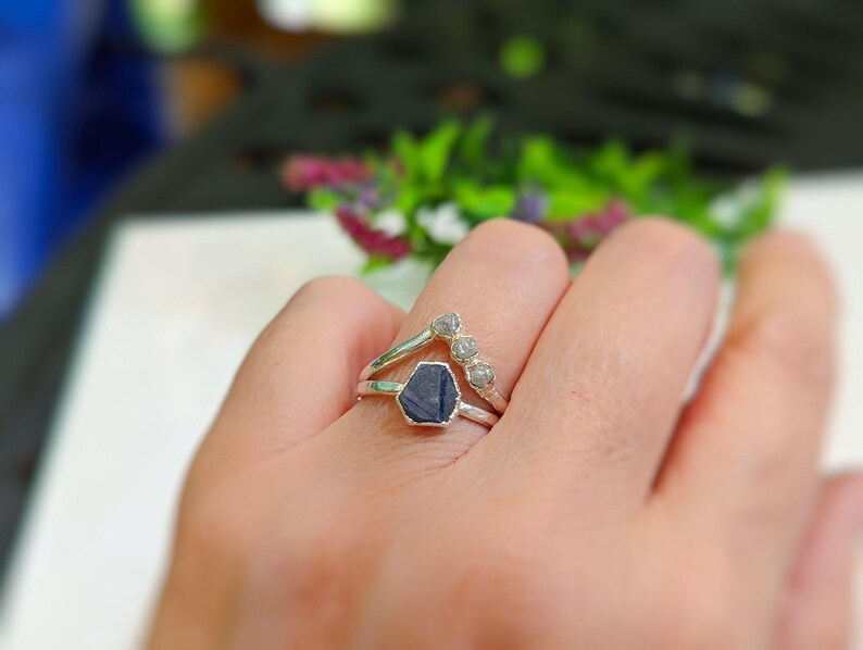 Raw Sapphire and rough diamond Chevron bridal ring set in 18k Gold on a womans hand