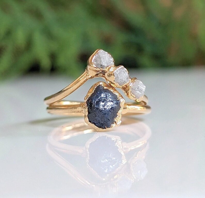 Raw Sapphire and rough diamond Chevron bridal ring set in 18k Gold on a woman's hand