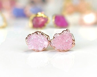 Rohe Rosenquarz Ohrringe, Rosenquarz Ohrstecker, Rosa Kristall Ohrstecker, Rohstein Ohrringe, Valentinstag Geschenk Boho Ohrstecker