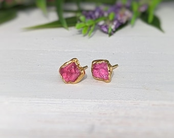 Pink Spinel stud earrings, Raw pink Spinel earrings, Pink crystal earrings, Pink studs, Dainty Gold earrings, Spinel jewelry, Gift for her
