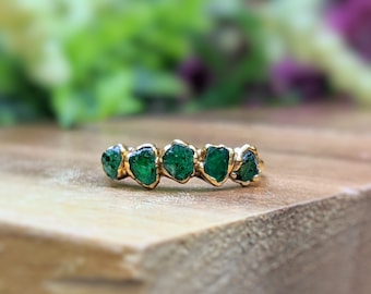 Anillo de eternidad esmeralda cruda, anillo de piedra de nacimiento de mayo, anillo de cristal verde, anillo de piedra cruda, anillo de múltiples piedras joyería de piedra de nacimiento banda de boda esmeralda