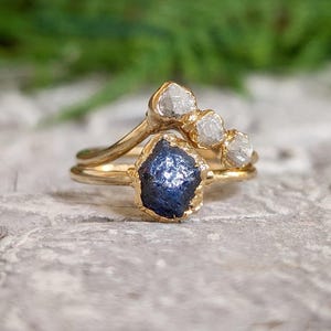 Raw Sapphire and rough diamond Chevron bridal ring set in 18k Gold on a womans hand