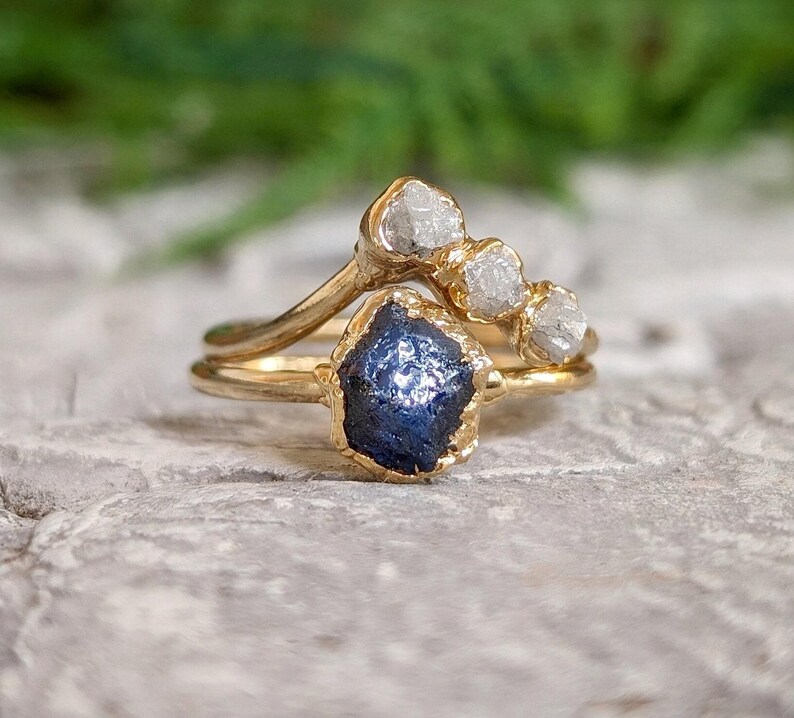 Raw Sapphire and rough diamond Chevron bridal ring set in 18k Gold on a womans hand