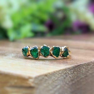 Raw Emerald Eternity ring, May birthstone ring, Green crystal ring, Raw stone ring, Multi-stone ring Birthstone jewelry Emerald Wedding band