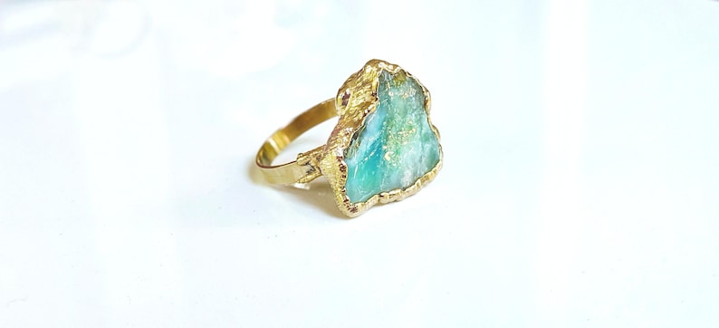 A large raw Peruvian Opal ring set in 18k Gold