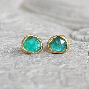 Natural Emerald stud earrings, Gold Emerald earrings, May birthstone earrings, Emerald studs, Green crystal earrings, Bridal stud earrings