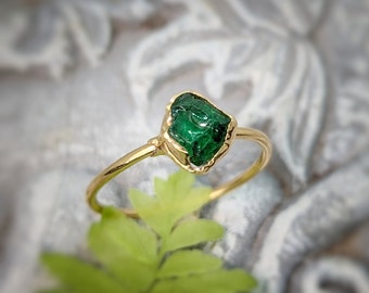 Roher grüner Granatring, Rohsteinring, grüner Kristallring, grober Granatring, Rohedelstein-Verlobungsring, einzigartiges Versprechensring Geschenk für sie